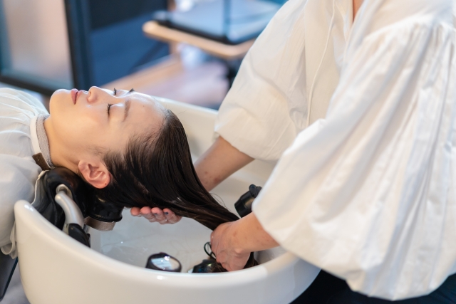 美容室で行う冬の頭皮保湿ケアのイメージ